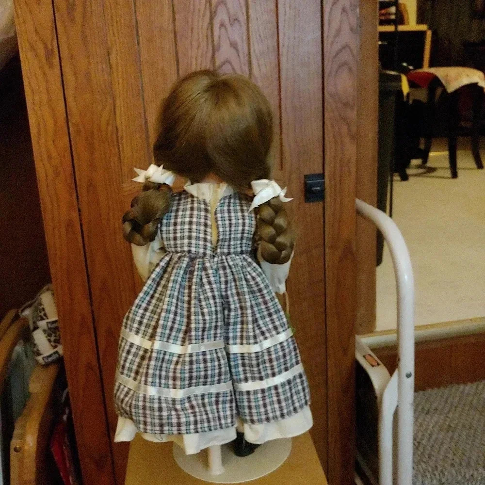 Porcelain doll - Picture 6 of 9
